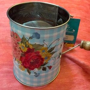 NWT PIONEER WOMAN SIFTER